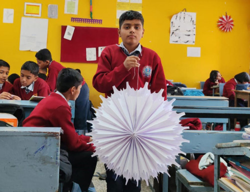 छात्र अपनी कलाकृतियों के साथ