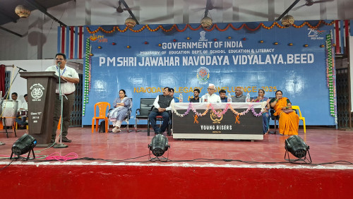 पूर्व छात्र सम्मेलन के द्वारान मुख्य आतिथि पूर्व राज्यमंत्री शिवाजीराव पंडित जी