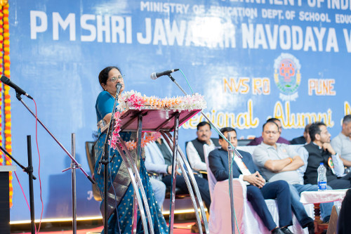पूर्वछात्र सम्मेलन  उद्घाटन कार्यक्रम को संबोधित करते हुए  मुख्य अतिथि  मा. मेरी माणि जी