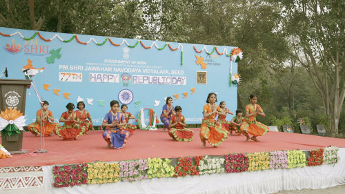 प्रजासत्ताक दिन के अवसर देशभक्ति पर गीत के साथ छात्राएं
