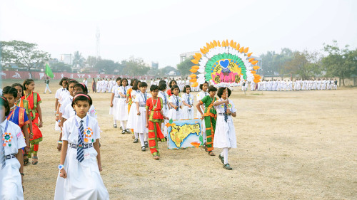 प्रजासत्ताक दिन के अवसर पर मार्चपास करते हुए छात्र-छात्राए