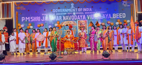 शिवजयंती के अवसर छात्रों द्वारा शिवराज्यभिषेक का दृश्य