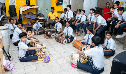 संगीत विभाग में तबला वाद्य सीख रहे छात्र एवं उनके प्रशिक्षक